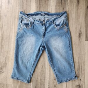 Casual Chic Light washed Sandpiper Capris With Embroided Paisely Print Size 22W